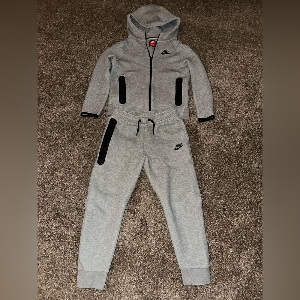 Nike tech Kids Gray Zip-Up Hoodie, and Pants. High quality.